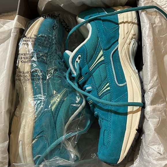 Vionic Suede Lace up Lake Blue Sneaker. NIOB. 8.5 - Picture 2 of 9